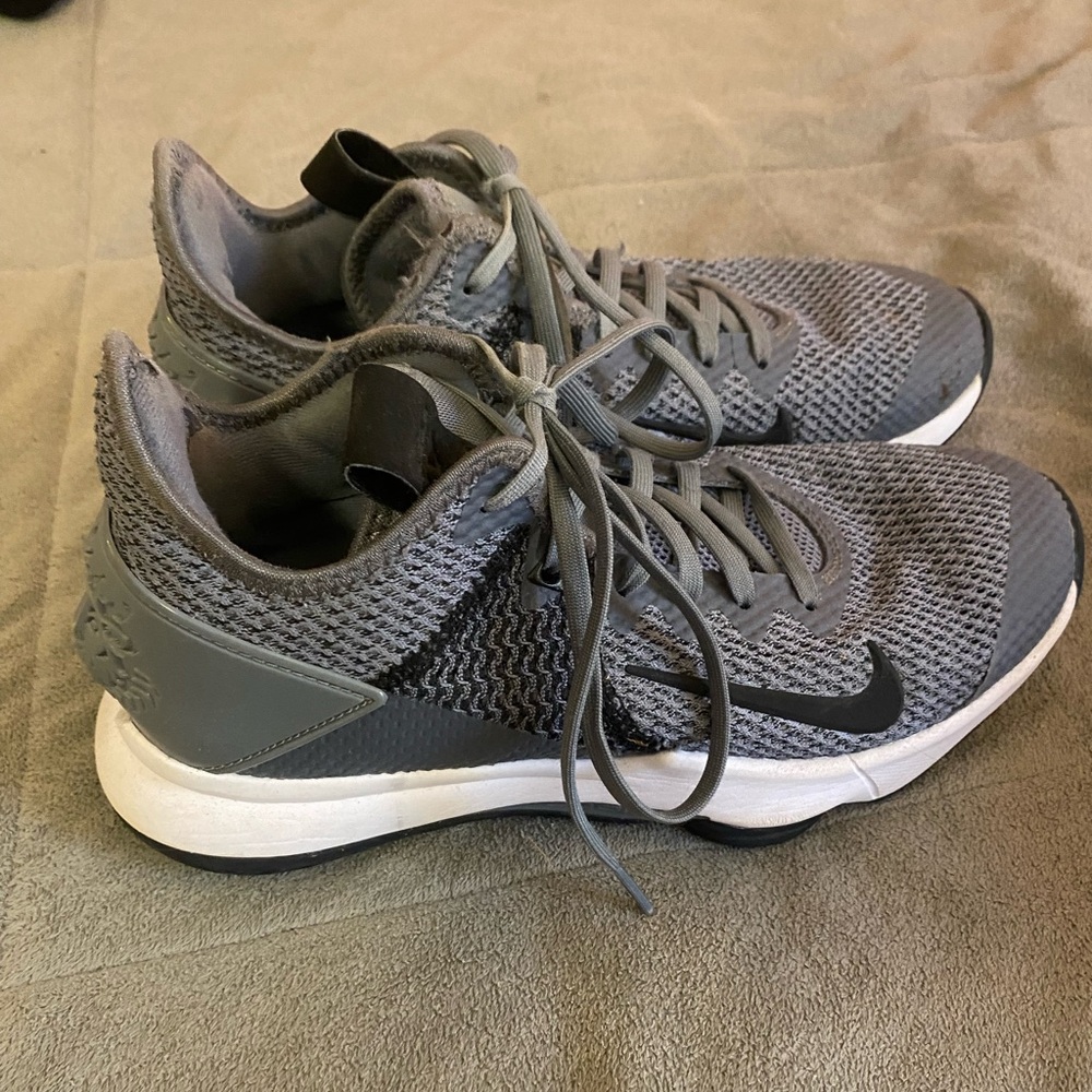 Lebron Witness IV basketball shoes
